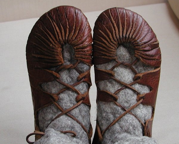 DIY-Baba-Jaga-Kostüm für Erwachsene aus Restmaterialien. Foto