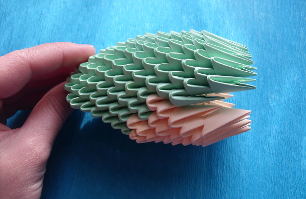 Springender Papierfrosch. Origami-Diagramm Schritt für Schritt