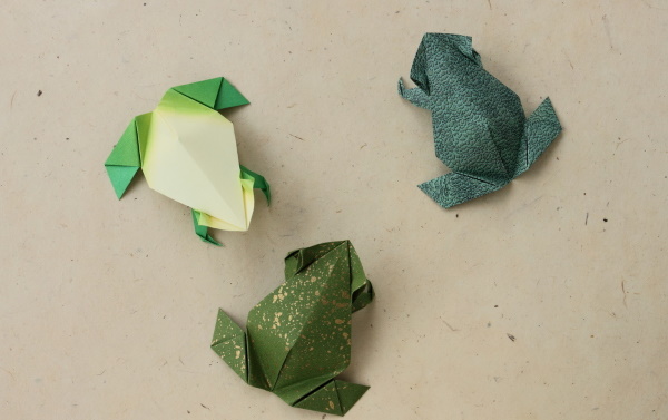 Springender Papierfrosch. Origami-Diagramm Schritt für Schritt
