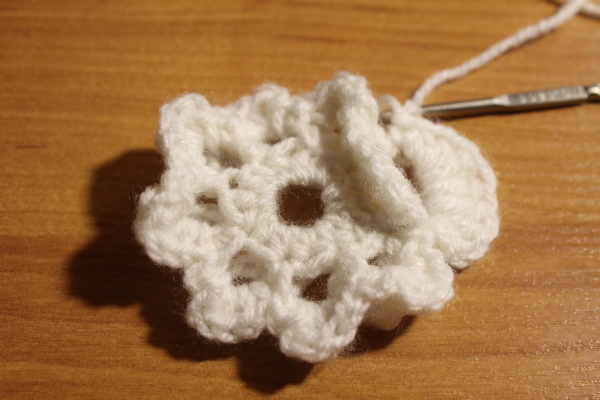 Volumetrische Häkelblume. Schema und Beschreibung