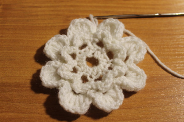 Volumetrische Häkelblume. Schema und Beschreibung