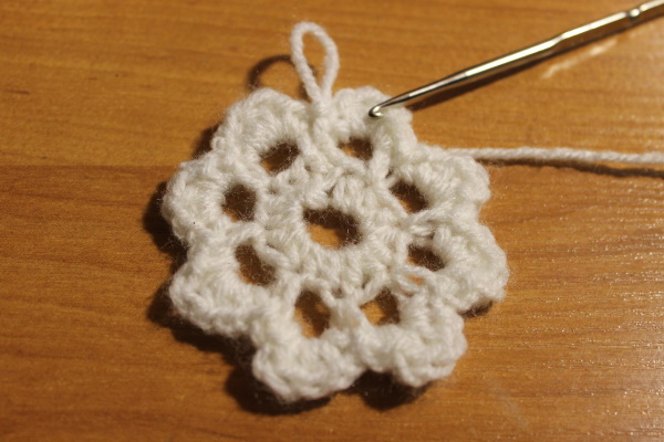 Volumetrische Häkelblume. Schema und Beschreibung