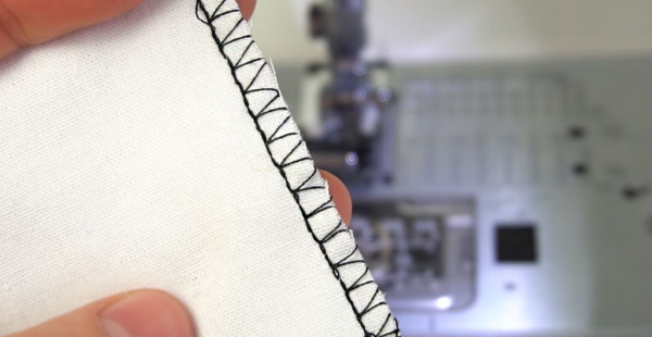 So führen Sie einen Overlockstich von Hand auf einer Maschine aus