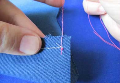 So führen Sie einen Overlockstich von Hand auf einer Maschine aus