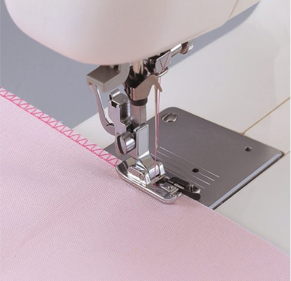 So führen Sie einen Overlockstich von Hand auf einer Maschine aus