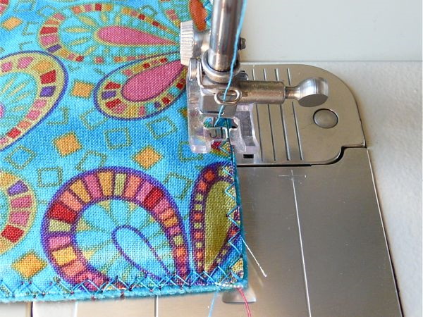 So führen Sie einen Overlockstich von Hand auf einer Maschine aus