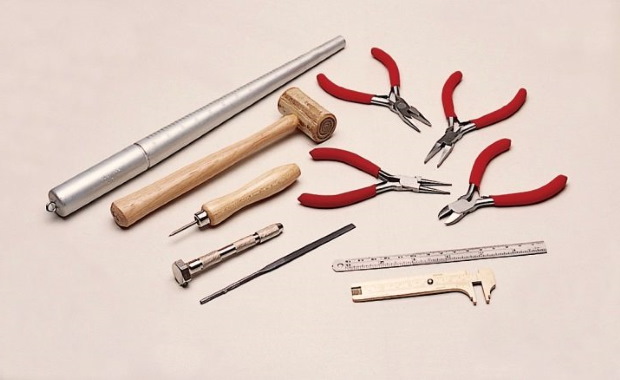 DIY-Hirsch aus Draht und Girlande. Skizze, Diagramm
