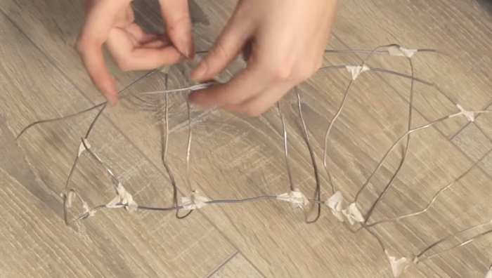 DIY-Hirsch aus Draht und Girlande. Skizze, Diagramm