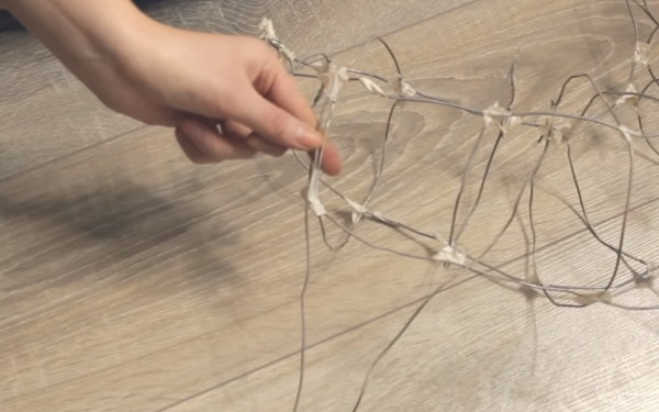 DIY-Hirsch aus Draht und Girlande. Skizze, Diagramm