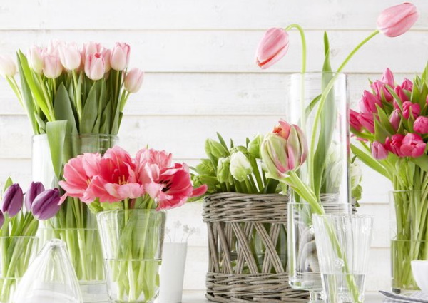 Basteln Sie selbst aus künstlichen Blumen. Foto
