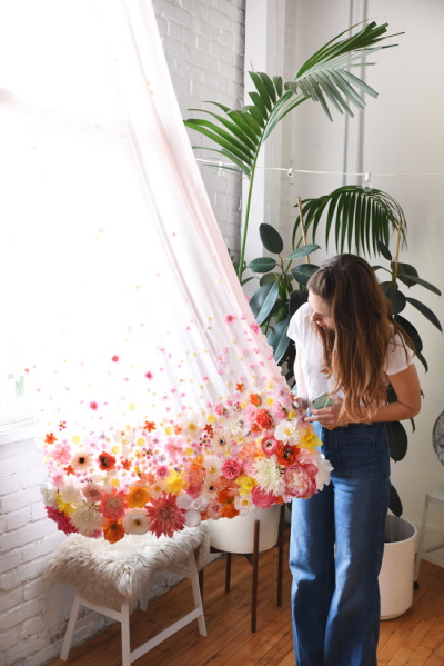 Basteln Sie selbst aus künstlichen Blumen. Foto