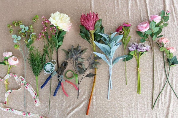 Basteln Sie selbst aus künstlichen Blumen. Foto