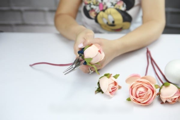 Basteln Sie selbst aus künstlichen Blumen. Foto