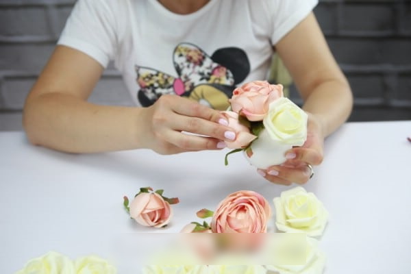Basteln Sie selbst aus künstlichen Blumen. Foto