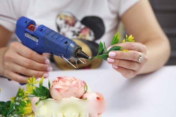 Basteln Sie selbst aus künstlichen Blumen. Foto
