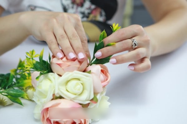 Basteln Sie selbst aus künstlichen Blumen. Foto