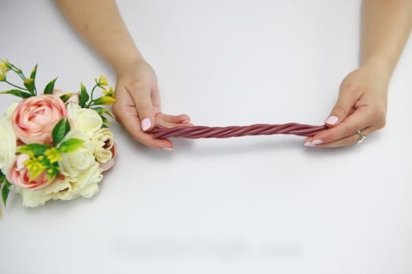 Basteln Sie selbst aus künstlichen Blumen. Foto