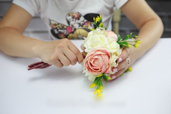 Basteln Sie selbst aus künstlichen Blumen. Foto