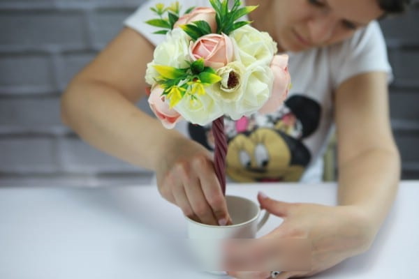 Basteln Sie selbst aus künstlichen Blumen. Foto