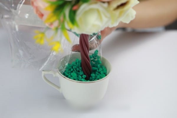 Basteln Sie selbst aus künstlichen Blumen. Foto