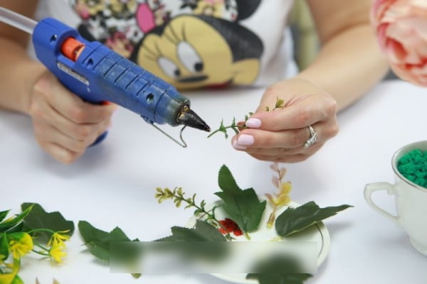 Basteln Sie selbst aus künstlichen Blumen. Foto
