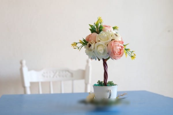 Basteln Sie selbst aus künstlichen Blumen. Foto