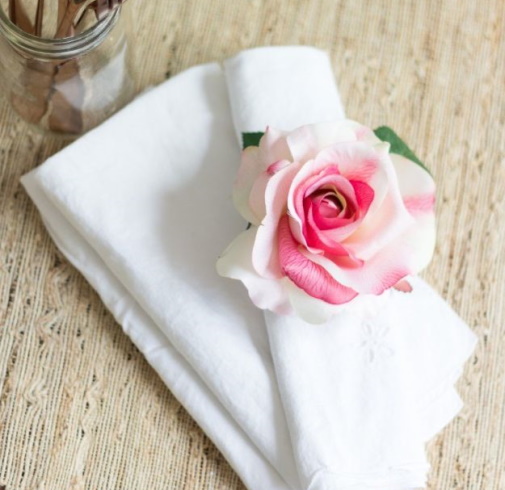 Basteln Sie selbst aus künstlichen Blumen. Foto