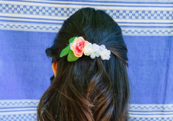 Basteln Sie selbst aus künstlichen Blumen. Foto