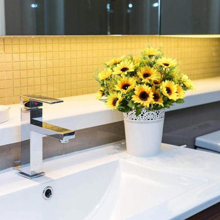 Basteln Sie selbst aus künstlichen Blumen. Foto