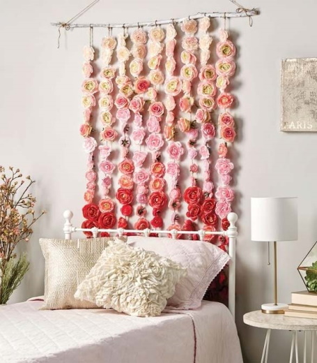Basteln Sie selbst aus künstlichen Blumen. Foto