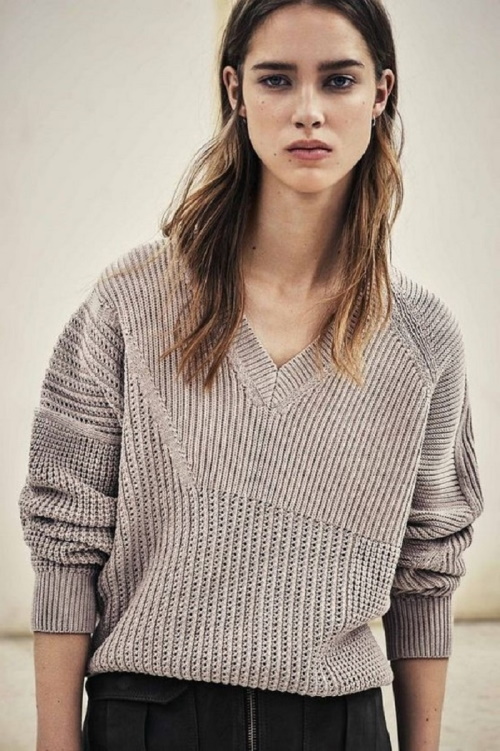 Mit Nadeln gestrickter Damenpullover. Schemata und Beschreibung, Modelle, Meisterklasse