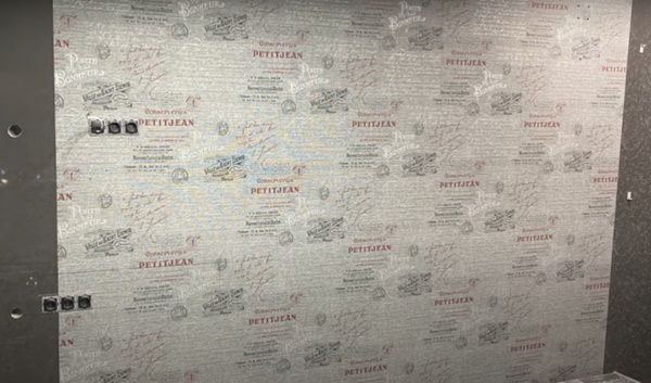 Sprühbilder an einer Hauswand, in einer Wohnung
