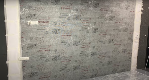 Sprühbilder an einer Hauswand, in einer Wohnung