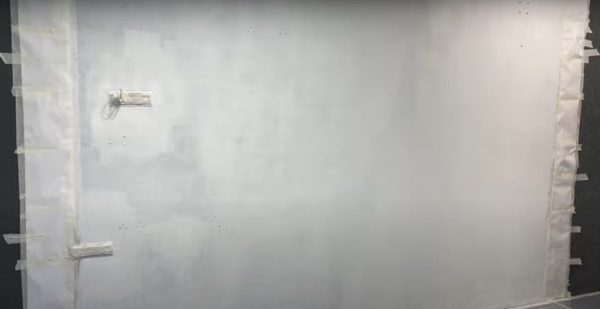 Sprühbilder an einer Hauswand, in einer Wohnung