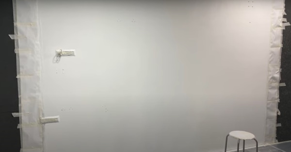 Sprühbilder an einer Hauswand, in einer Wohnung