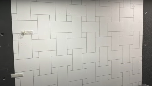 Sprühbilder an einer Hauswand, in einer Wohnung
