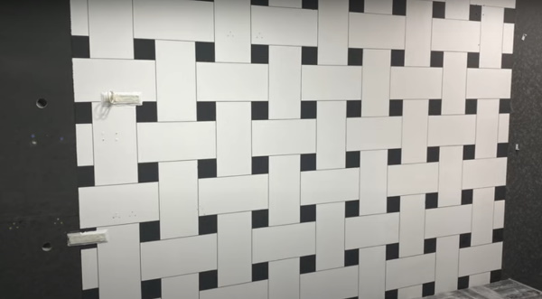 Sprühbilder an einer Hauswand, in einer Wohnung