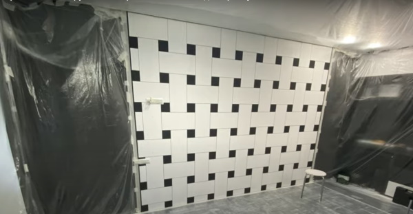 Sprühbilder an einer Hauswand, in einer Wohnung