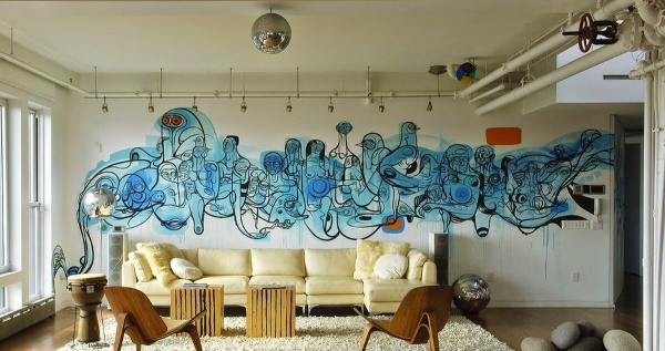 Sprühbilder an einer Hauswand, in einer Wohnung