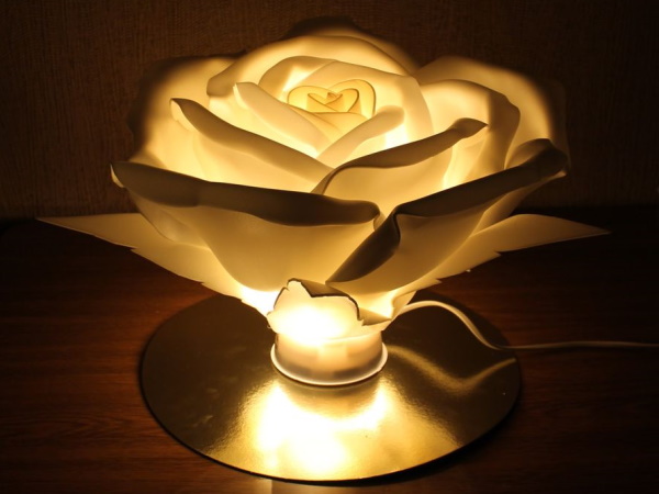 DIY Tischlampe aus Isolon auf einem Lampenschirm