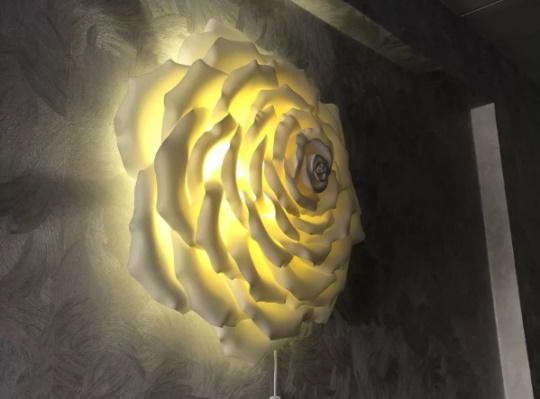 DIY Tischlampe aus Isolon auf einem Lampenschirm