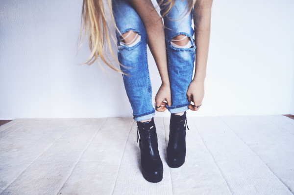 Wie man Jeans modisch hochkrempelt, den Po freihält, breite Damen