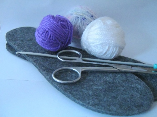 Gestrickte Hausschuhe mit Filzsohle für Anfänger. Schema