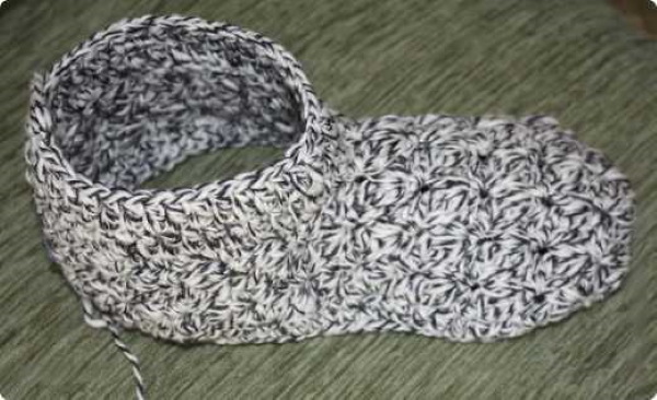 Gestrickte Hausschuhe mit Filzsohle für Anfänger. Schema