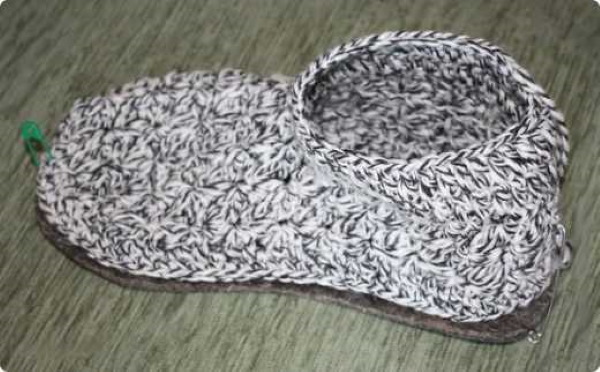 Gestrickte Hausschuhe mit Filzsohle für Anfänger. Schema