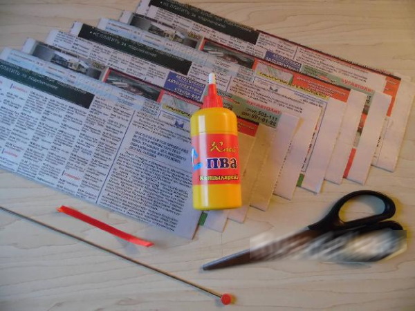 Afrikanische Frau aus Zeitungsrollen. Meisterkurs Schritt für Schritt mit Fotos