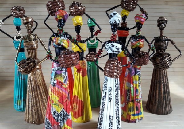 Afrikanische Frau aus Zeitungsrollen. Meisterkurs Schritt für Schritt mit Fotos