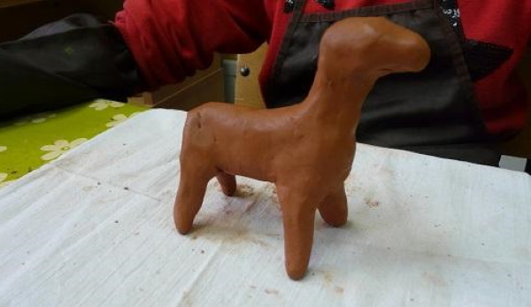 Dymkovo-Spielzeug aus Plastilin. Modellierung Schritt für Schritt