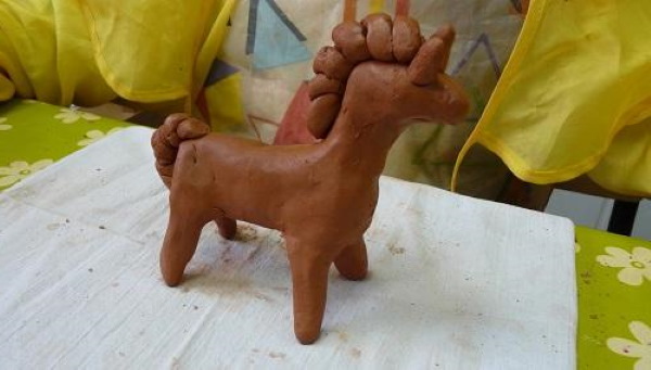 Dymkovo-Spielzeug aus Plastilin. Modellierung Schritt für Schritt