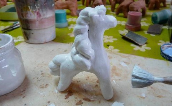 Dymkovo-Spielzeug aus Plastilin. Modellierung Schritt für Schritt
